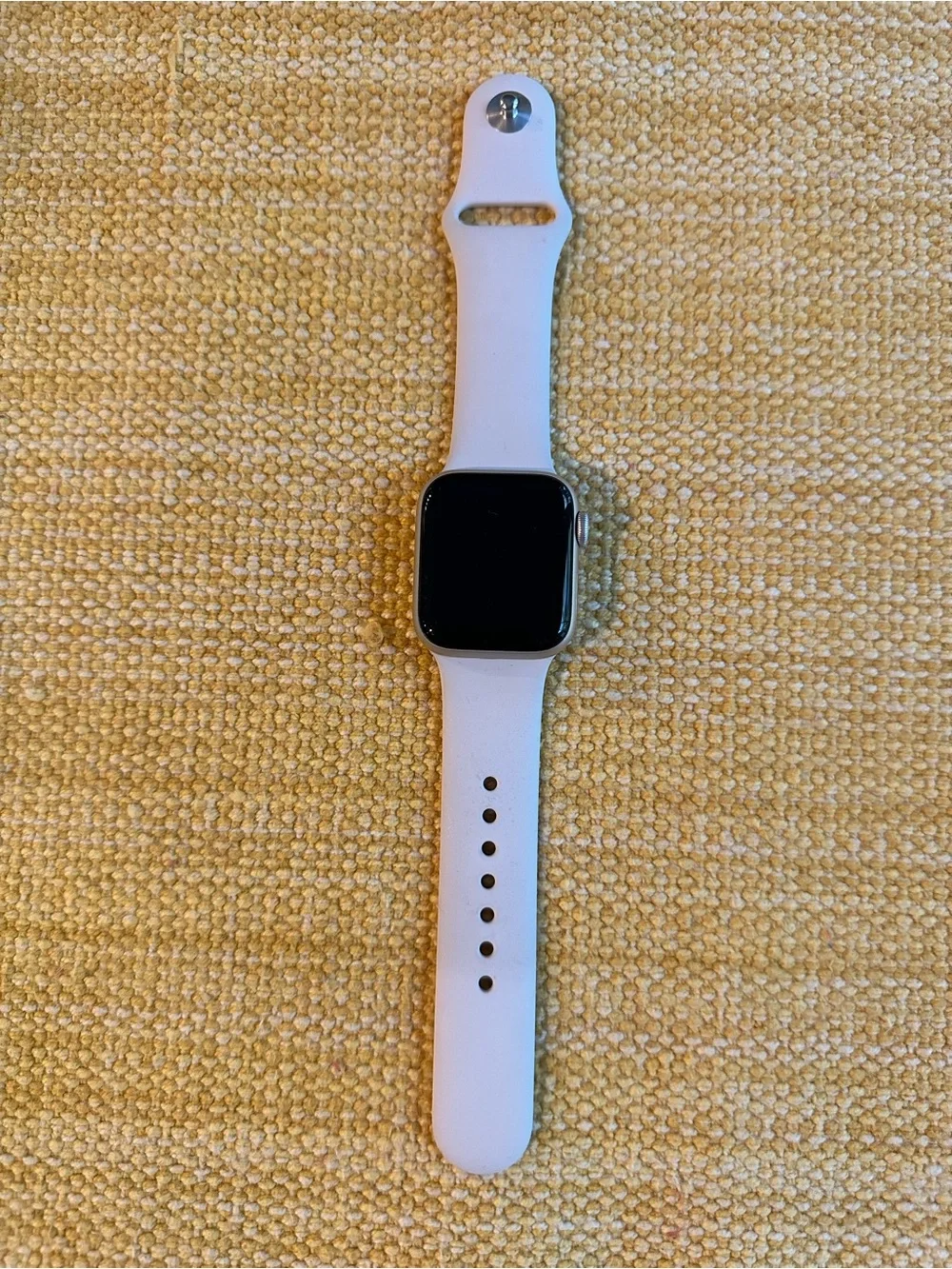 Apple Silver Smartwatch with White Silicone Sport Band SE3